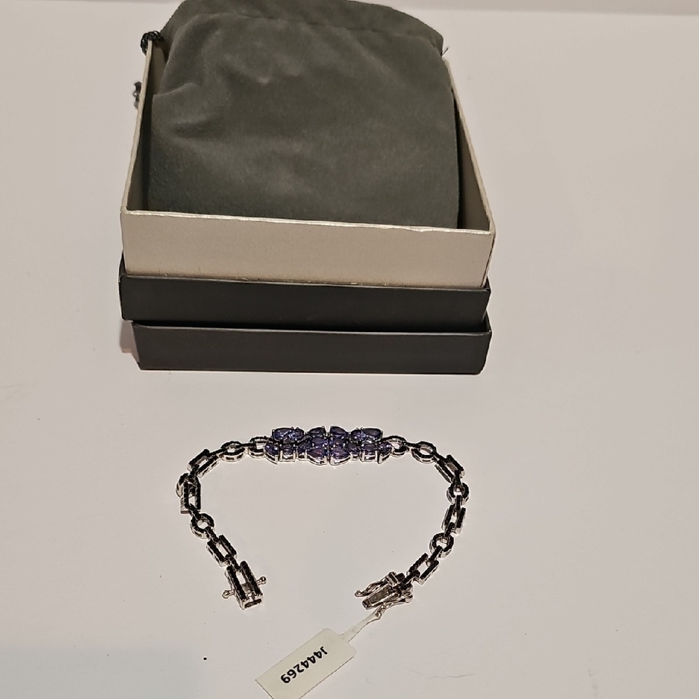 Elegant Silver and Purple Bracelet - Picture 2 of 5